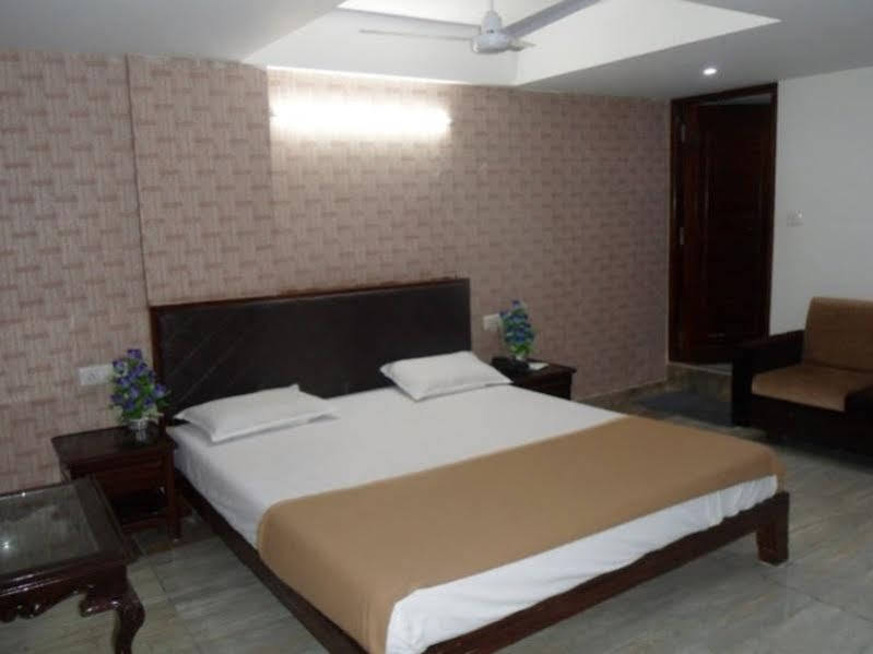 Oyo 893 Hotel Seven Ahmedabad Exterior photo