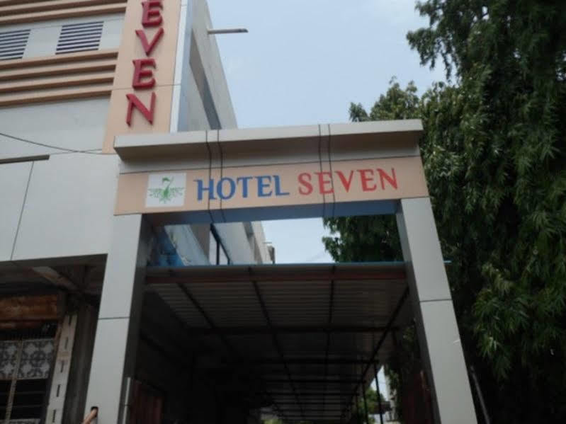 Oyo 893 Hotel Seven Ahmedabad Exterior photo