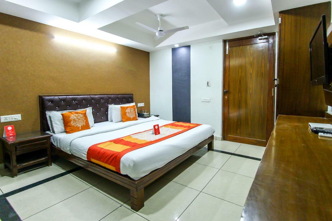 Oyo 893 Hotel Seven Ahmedabad Exterior photo